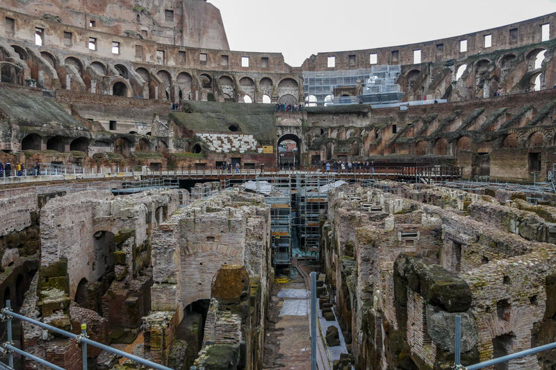 Koloseum - widok na ruiny Areny z podziemiami