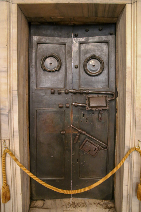wejście do Kaplicy św. Wawrzyńca - Sancta Sanctorum (w budynku Sanktuarium ze Świętymi Schodami) w Rzymie