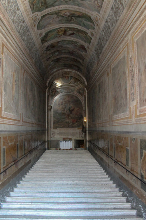 Schody boczne przy Świętych Schodach (Scala Sancta) w Rzymie