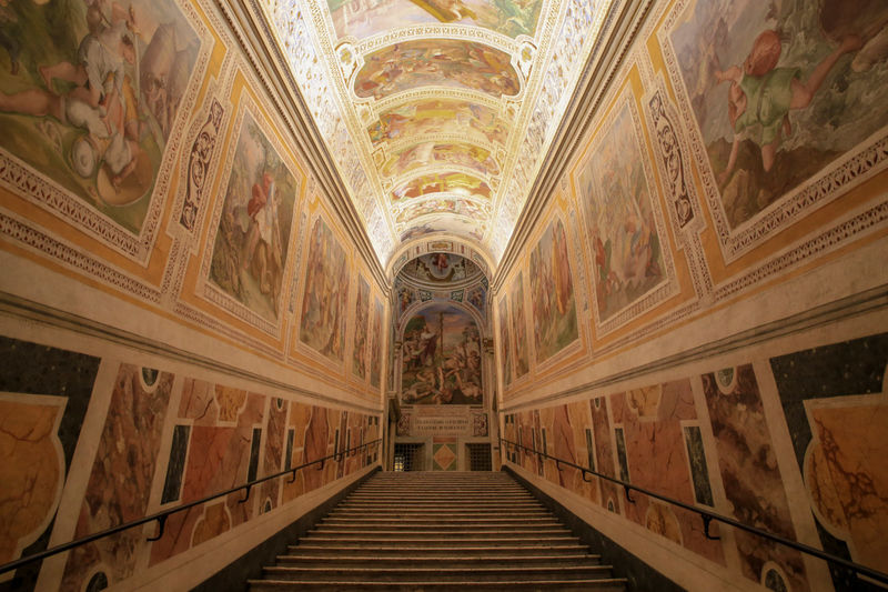 Schody boczne przy Świętych Schodach (Scala Sancta) w Rzymie