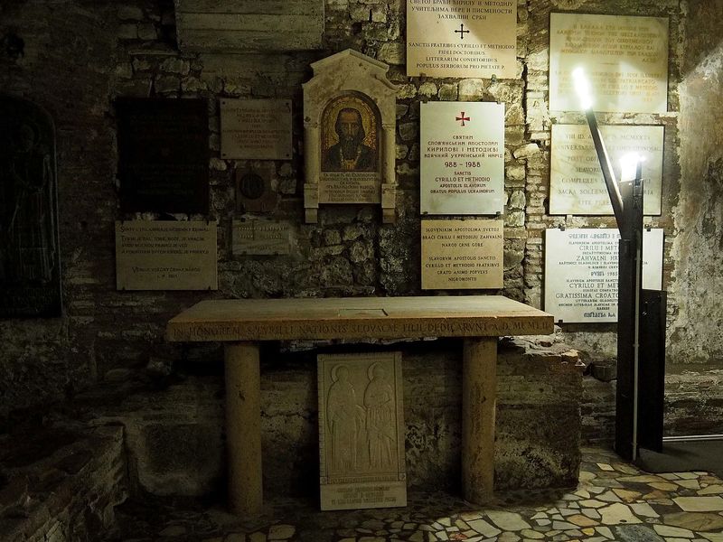 !Grób św. Cyryla - Bazylika św. Klemensa w Rzymie   ///   żródło: commons.wikimedia.org; licencja: CC BY-SA 3.0; autor: Harke
