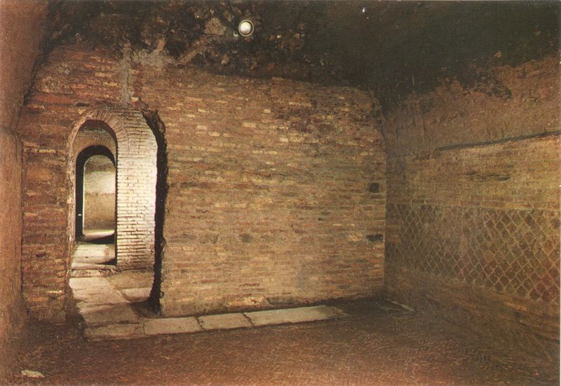 Pokój w budynku romańskim z I wieku zwany 'stodołą' - Bazylika św. Klemensa w Rzymie   ///   źródło: commons.wikimedia.org; licencja: domena publiczna; autor: Valerio b. cosentino