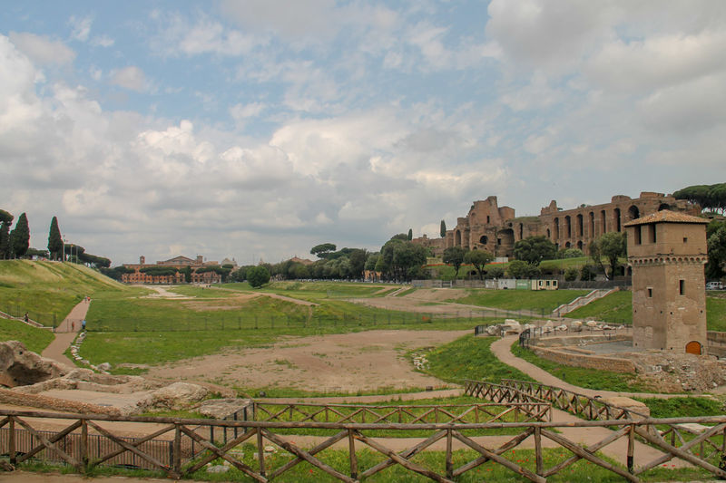 Circus Maximus w Rzymie - po prawej widoczne ruiny Palatynu