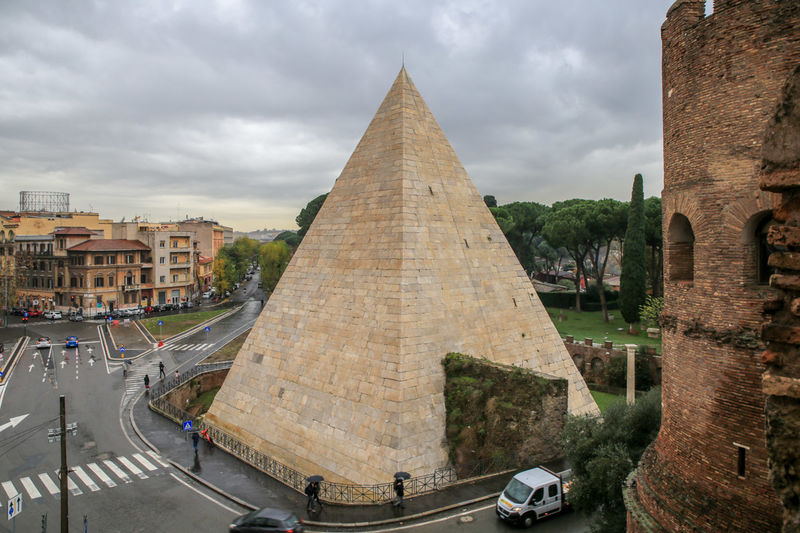 Widok na Piramidę Cestiusza z Bramy św. Pawła
