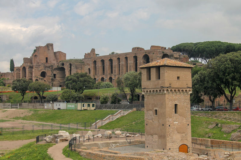 Torre della Moletta na terenie Circus Maximus w Rzymie oraz widok na Palatyn