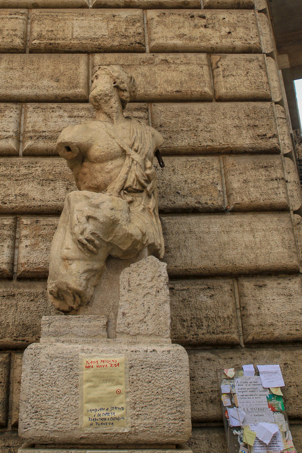 Rzeźba Pasquino - Piazza di Pasquino (okolice Piazza Navona w Rzymie)