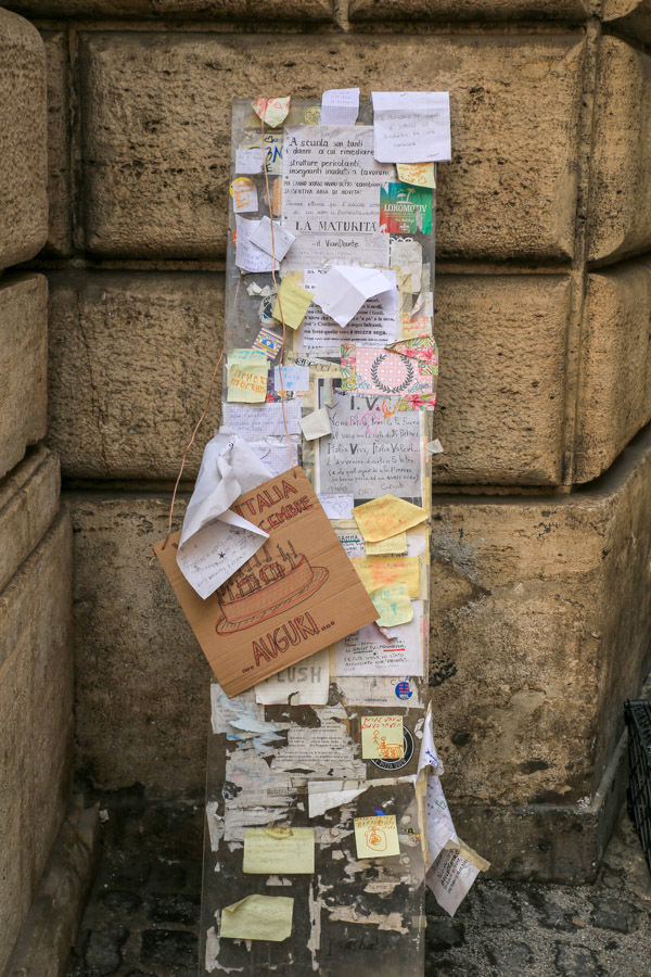 Rzeźba Pasquino - Piazza di Pasquino (okolice Piazza Navona w Rzymie)