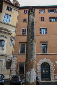 !Kolumna na placu Piazza dei Massimi w Rzymie (okolice Piazza Navona)