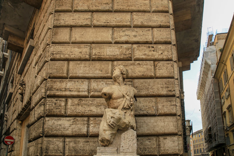 !Rzeźba Pasquino - Piazza di Pasquino (okolice Piazza Navona w Rzymie)