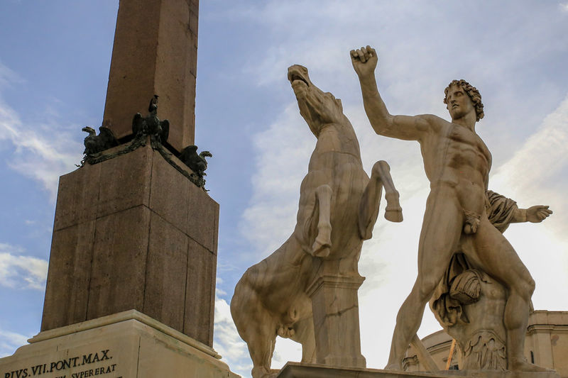 !Plac Kwirynalski i Fontanna Dioskurów w Rzymie