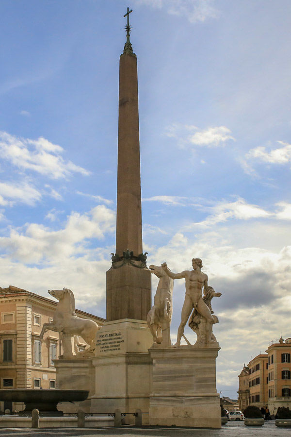 Plac Kwirynalski (Piazza del Quirinale) i Fontanna Dioskurów (Fontana dei Dioscuri)