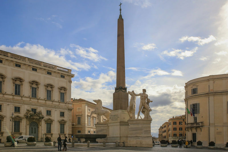 [Plac Kwirynalski (Piazza del Quirinale) i Fontanna Dioskurów (Fontana dei Dioscuri)]