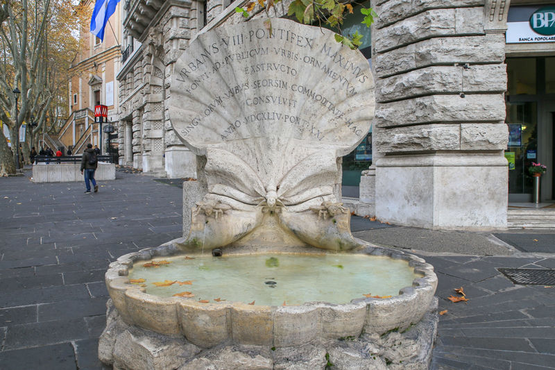 !Fontanna Pszczół (Fontana delle Api) w Rzymie
