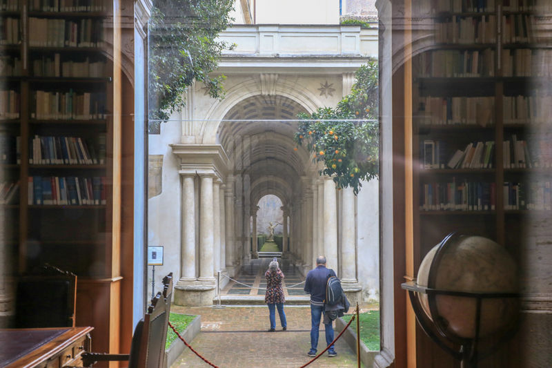 Galeria Borrominiego widziana bez wejścia do muzeum - Galeria Spada w Rzymie