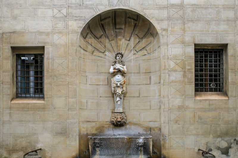 Fontanna naprzeciwko Galerii Spada przy placu Piazza Capo di Ferro w Rzymie