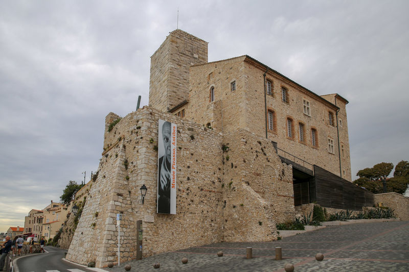 !Muzeum Picassa w Antibes - średniowieczny zamek Château Grimaldi