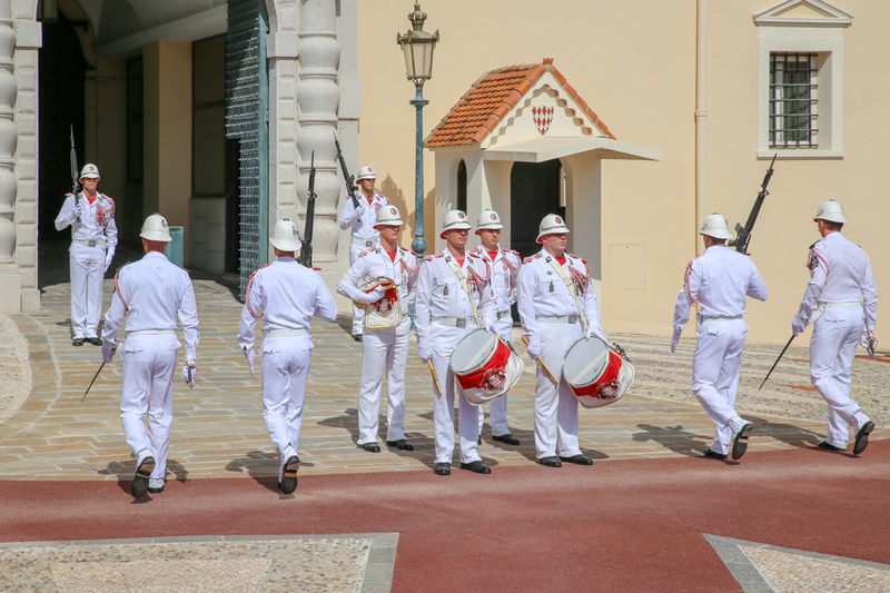 Zmiana warty przed Pałacem Książęcym w Monako