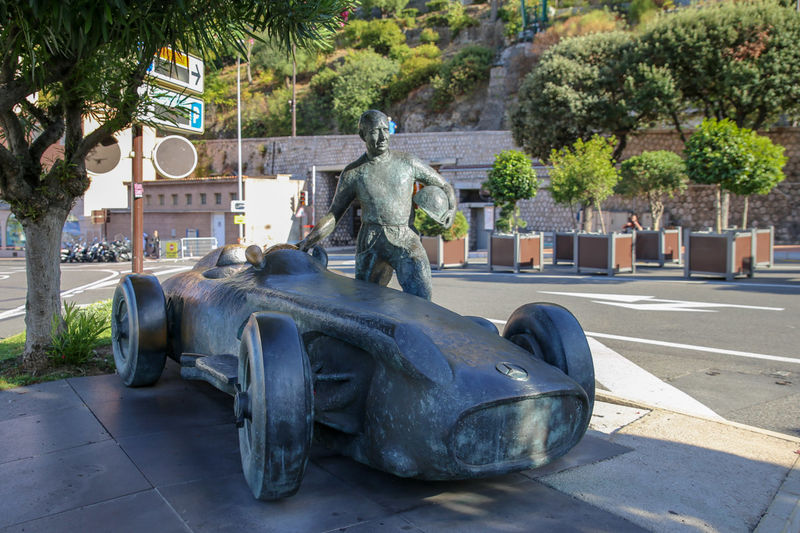 !Pomnik z brązu przedstawiający argentyńskiego kierowcę Juana Manuela Fangio (Statue de Juan Manuel Fangio) - Monako