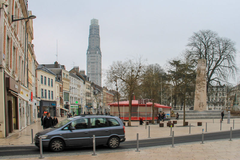 Widok na wieżę Perreta w Amiens - Tour Perret