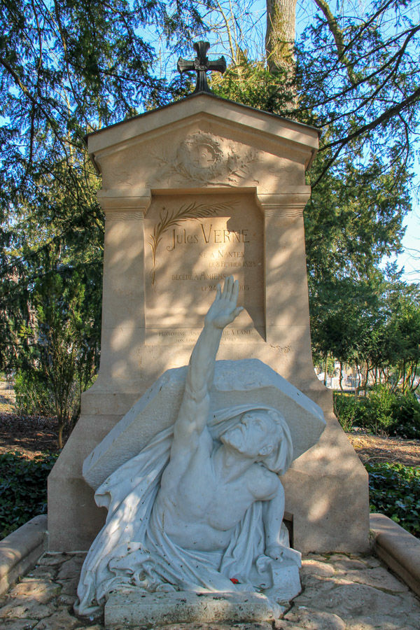 Grób Juliusza Verne'a na miejskim cmentarzu Cimetière de la Madeleine w Amiens