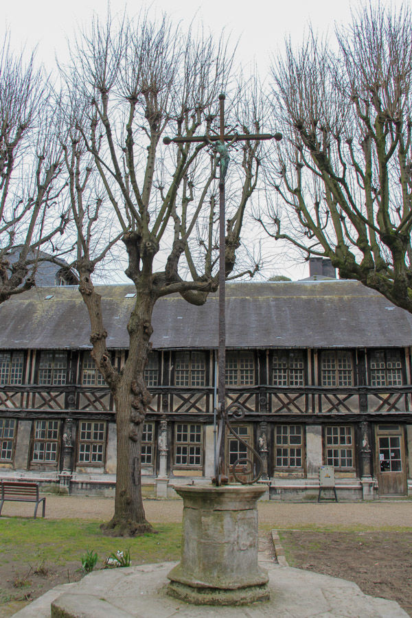 Aître Saint-Maclou - średniowieczna nekropolia w Rouen