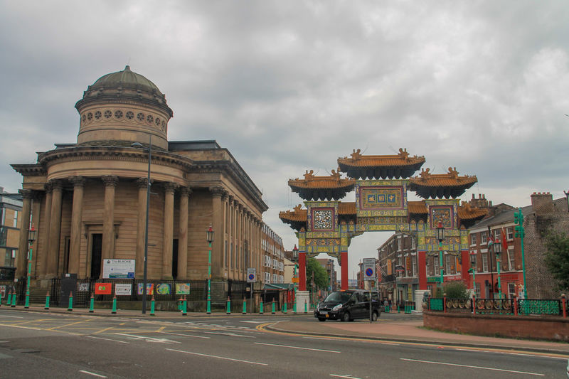 Liverpool - chińska dzielnica Chinatown: brama paifang i kościłó The Black-E