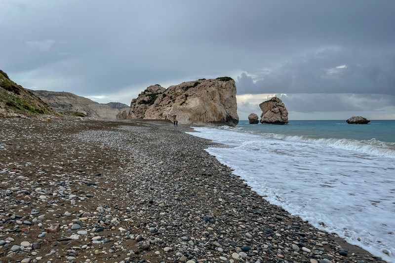 Skała Afrodyty i kamienista plaża