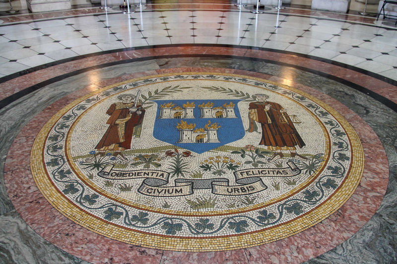 Mozaika z herbem Dublina na posadzce w Ratuszu