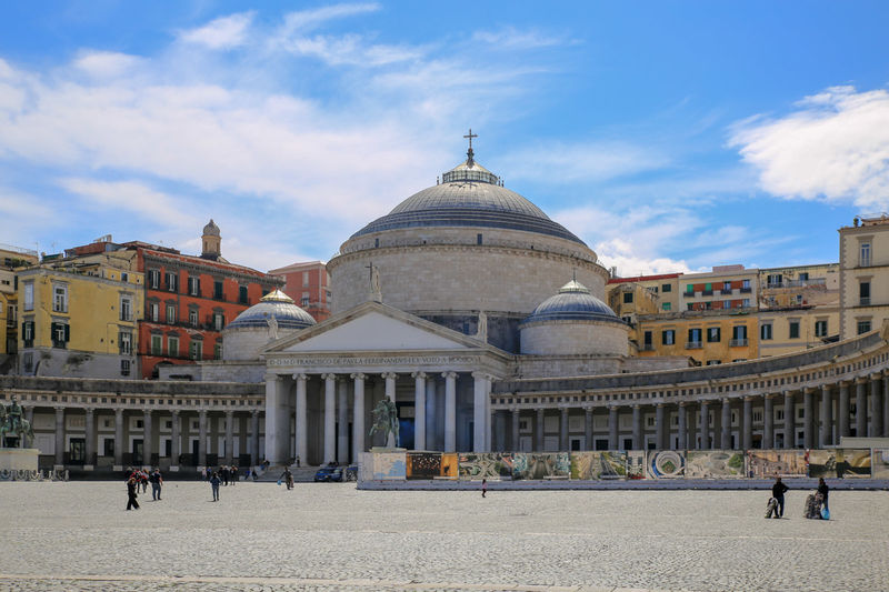 Piazza del Plebiscito i Bazylika królewska (Basilica Reale Pontificia San Francesco da Paola) - Neapol