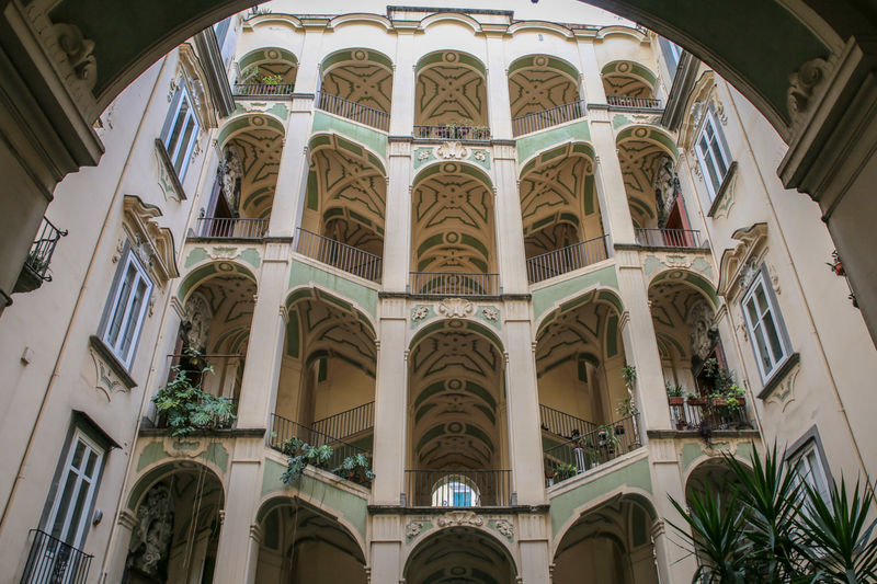 Palazzo dello Spagnuolo - barokowy dziedziniec dzielnicy Rione Sanita w Neapolu