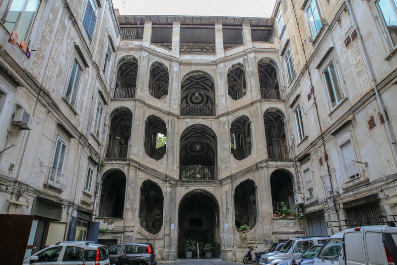 Palazzo San Felice - barokowy dziedziniec dzielnicy Rione Sanita w Neapolu