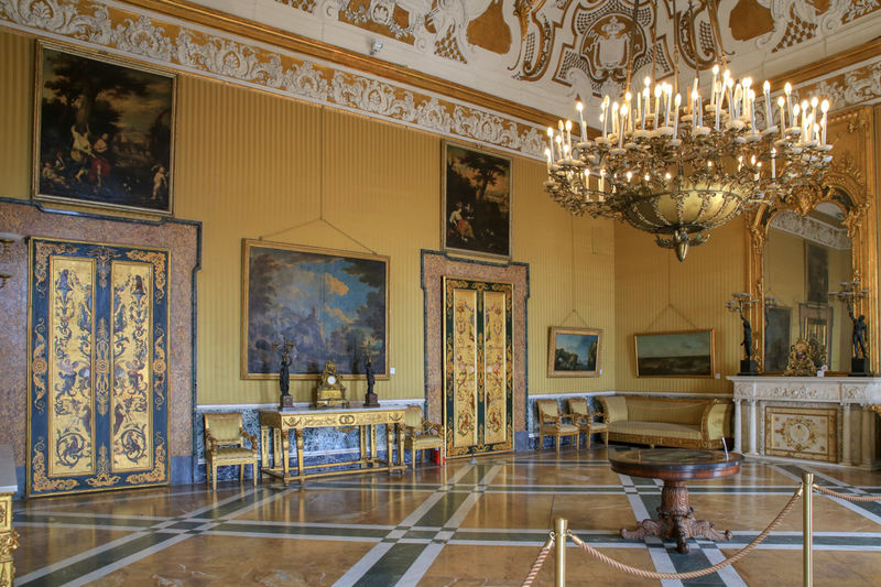 Zwiedzanie Pałacu Królewskiego w Neapolu