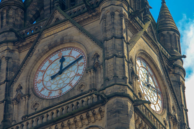 Zegary na wieży ratuszowej w Manchesterze