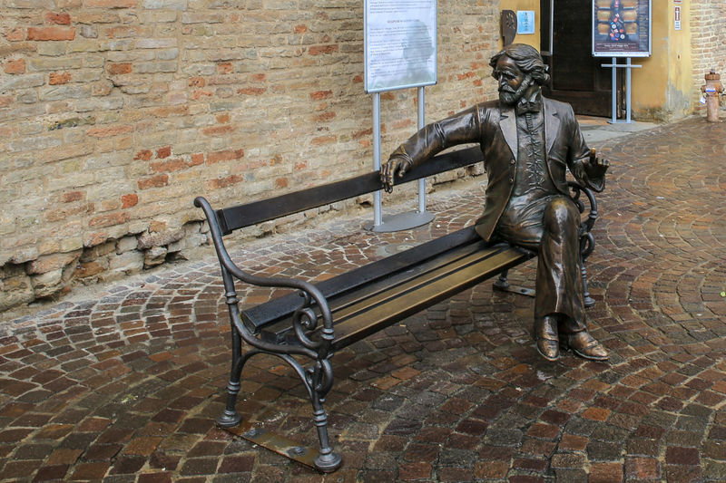 Pomnik siedzącego Giuseppe Verdiego - Parma