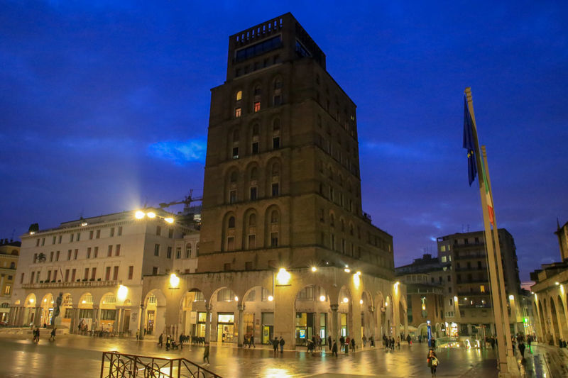 Wieża INA i Plac Zwycięstwa w Brescii (Piazza della Vittoria)