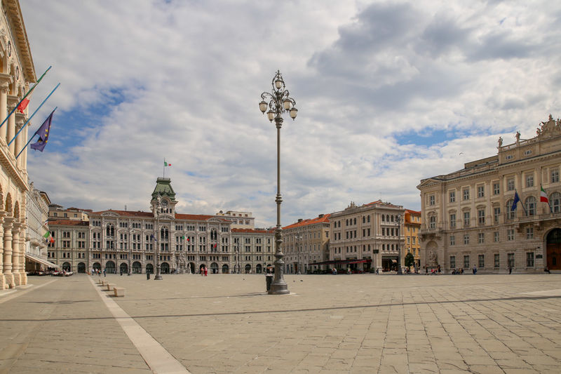 Plac Zjednoczonych Włoch (Piazza Unità d'Italia) w Trieście - widok na ratusz (Palazzo del Municipio) i pałac Pitteri