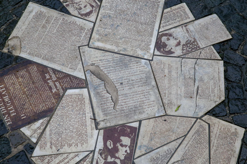 Monachium - pomnik w formie porozrzucanych kartek, upamiętniający Hansa i Sophie Schollów