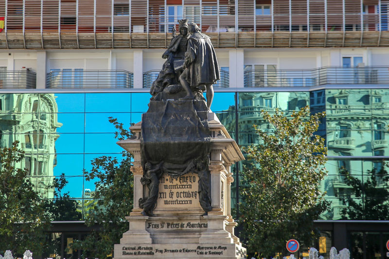 Plac Izabeli Katolickiej (Plaza Isabel La Católica) - monument przedstawiający Krzysztofa Kolumba i Izabelę Katolicką w momencie podpisywania umowy z Santa Fe